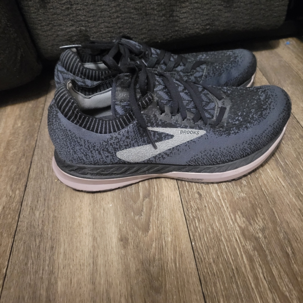 Brooks size 8